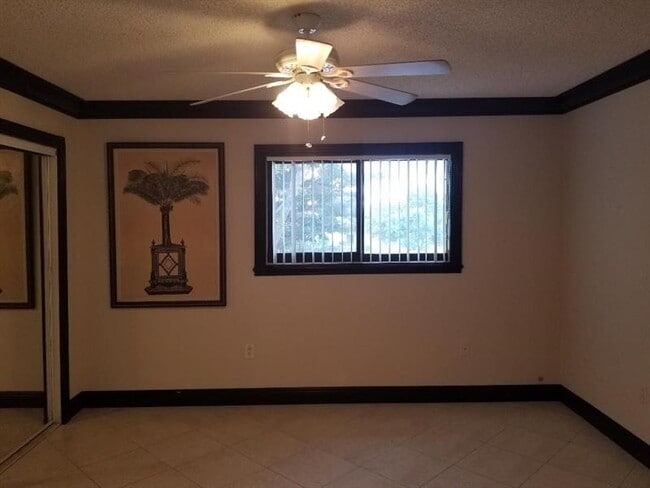 Building Photo - 9478 Palm Cir S