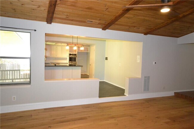 Building Photo - 402 Greenwood Dr