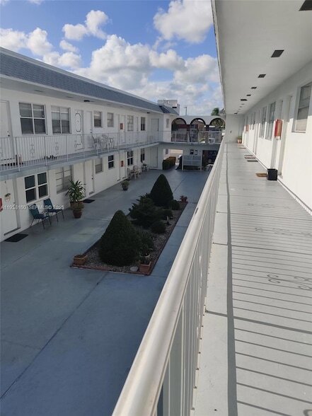 Building Photo - 2826 Van Buren St