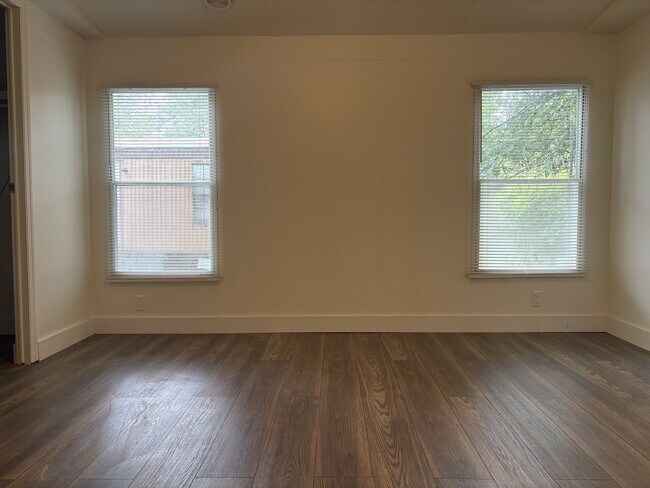 Building Photo - 905 Salters St