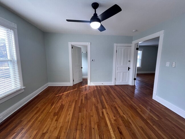 Building Photo - East Hills upper duplex!