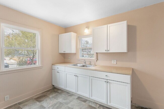 Building Photo - VOUCHERS ACCEPTED at this 3 bedroom, 1 bath renovated home.