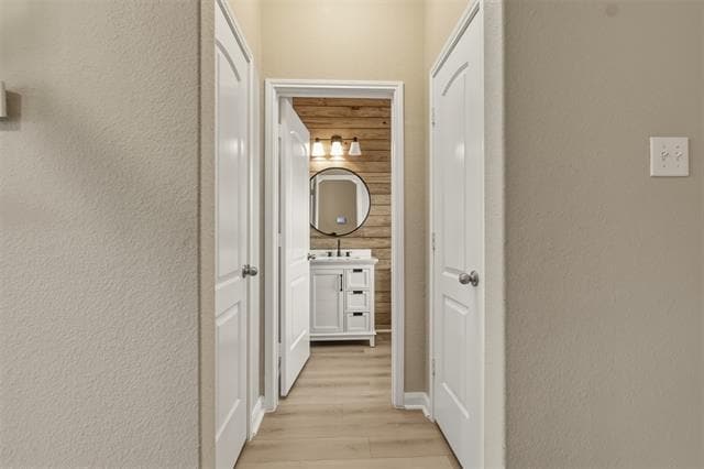 Building Photo - 5015 Royal Springs Dr