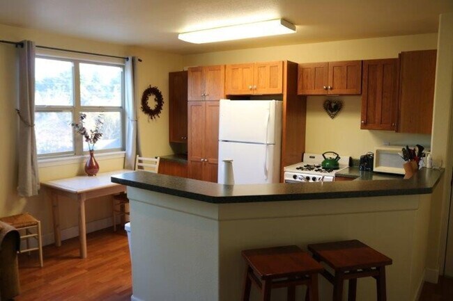 Building Photo - 3943 Walnut Dr