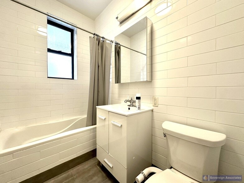 Building Photo - 607 W 137th St