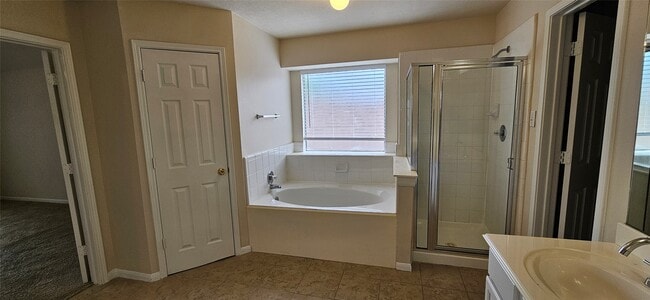 Building Photo - 2519 Pine Shadows Dr