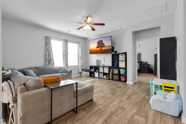 Building Photo - 402 Isabelle St