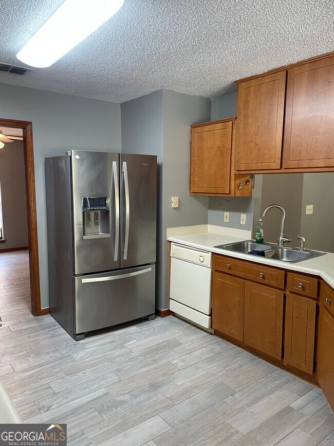 Building Photo - 211 N Woodvalley Dr