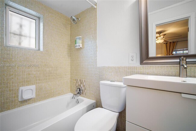 Building Photo - 1181 NE 160th St