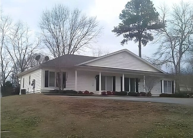 Primary Photo - 1309 Golf Dr SW