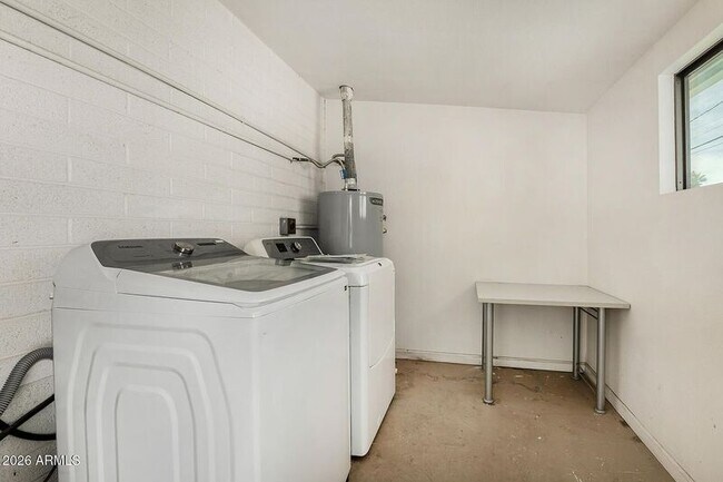 Building Photo - 220 E McKinley St