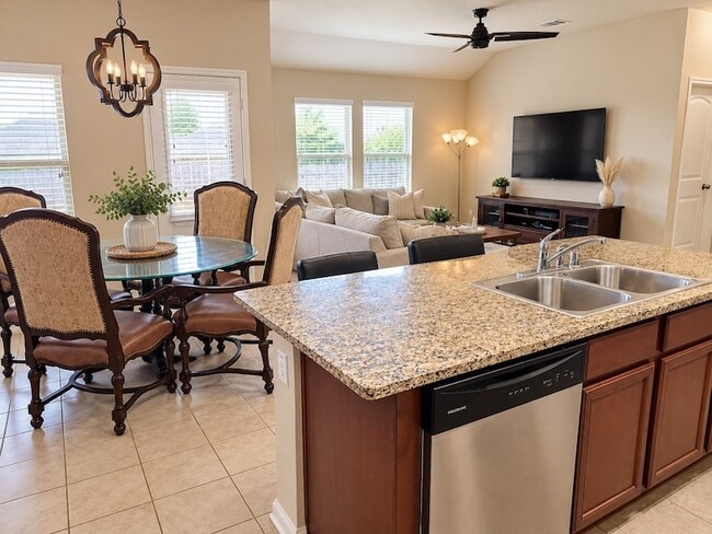 Building Photo - 915 Quartz Trl
