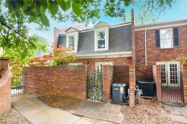 Building Photo - 1 Pendleton Pl NE