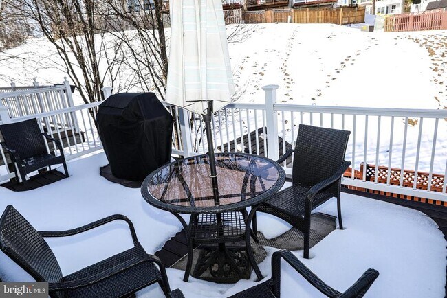 Building Photo - 3953 Hartlake St