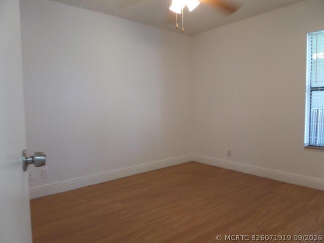 Building Photo - 1523 Lake Crystal Dr