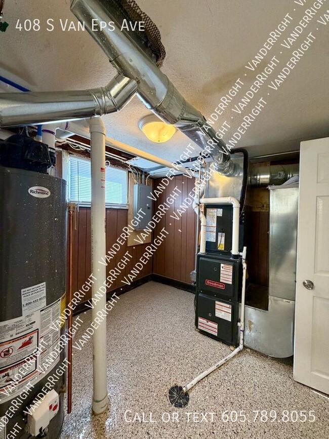 Building Photo - 408 S Van Eps Ave