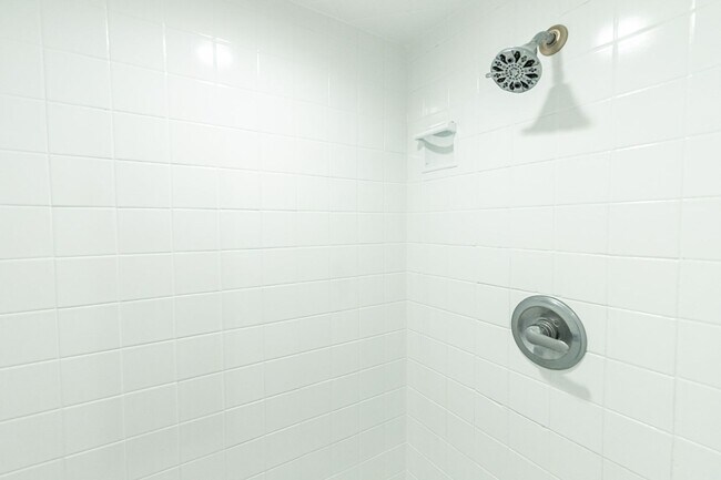 Building Photo - Large 3 bedroom with 2 living areas. Easy ...