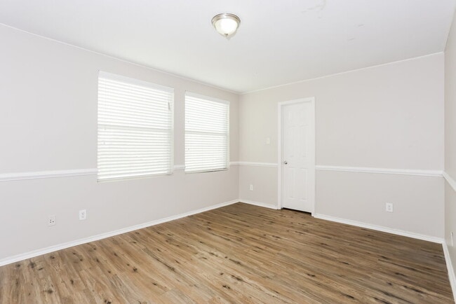 Building Photo - 2044 W Grove Ln