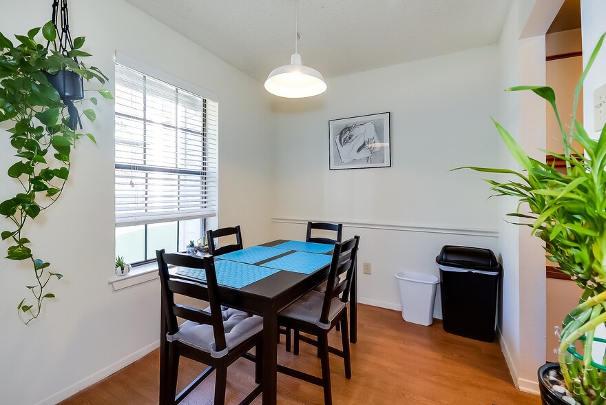 Dining area - 218 N Texas Blvd