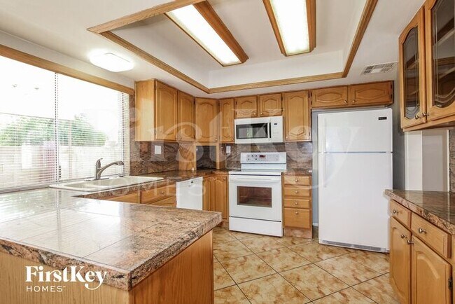 Building Photo - 2733 E Larkspur Dr