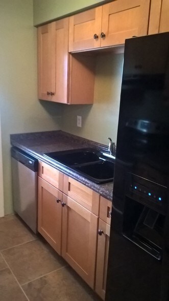 Kitchen - 401 Monroe Ave