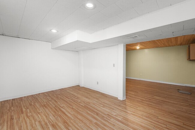 Building Photo - 3129 Windsor Dr