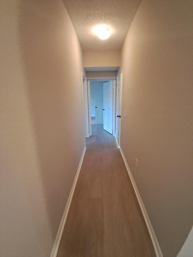 Building Photo - 280 Crestwood Cir