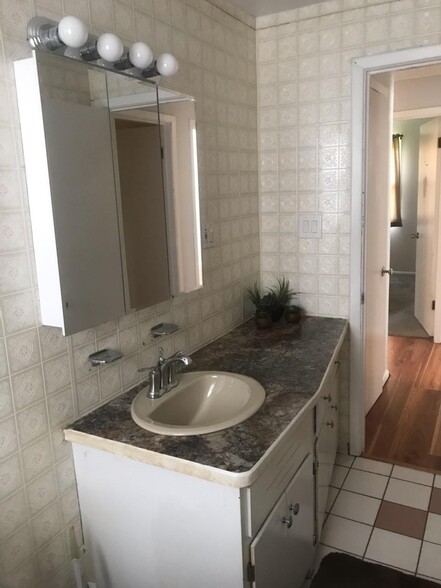 Large Bathroom - 1110 N French Rd