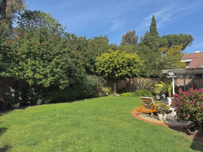 Building Photo - Spacious and modern 3 bedroom home within the prestigious Terraces of Cantebria subdivision.