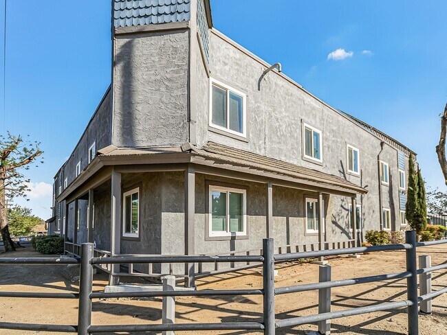 Building Photo - 1005 E Ave R