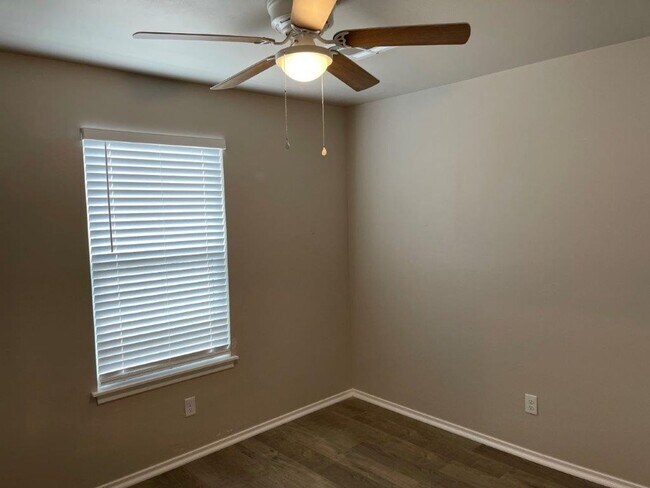 Building Photo - 3 bed 2 bath town home in Putnam City Scho...