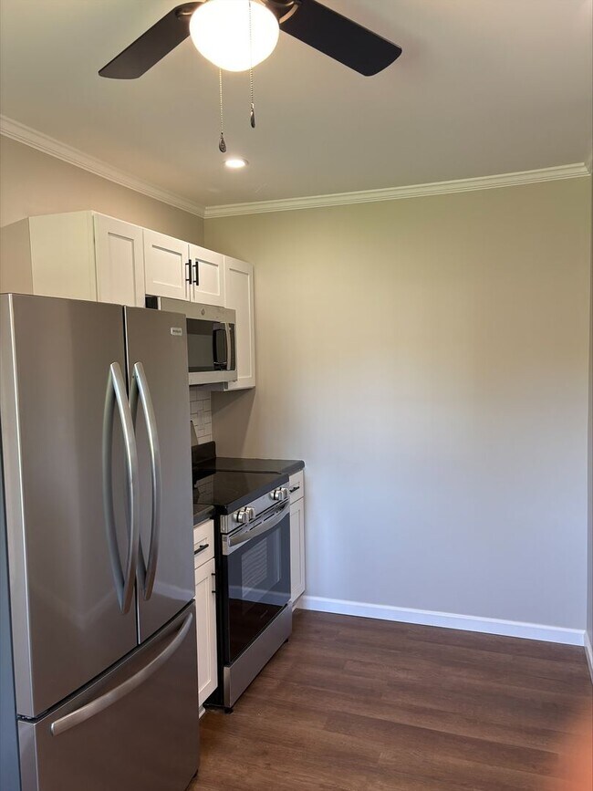 Building Photo - 2117 Sherwood Rd