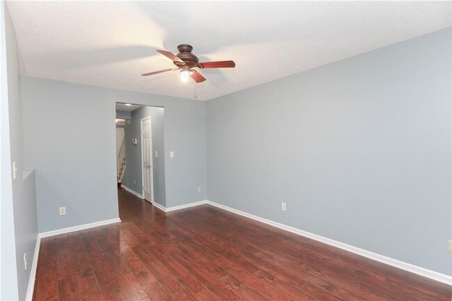 Building Photo - "Spacious Townhouse in Prime Location – Cl...