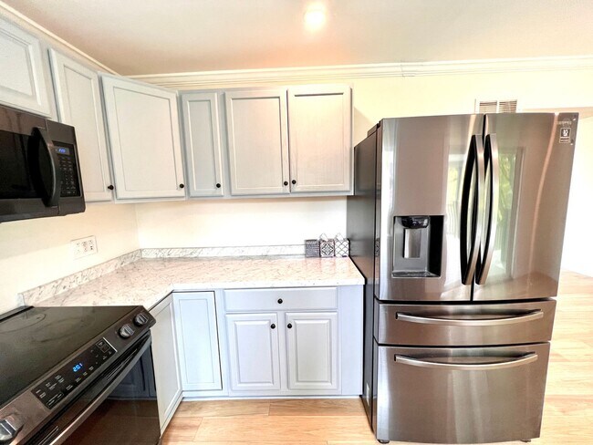 Building Photo - Absolutely Stunning Home! - 3 Bedroom 2 Fu...