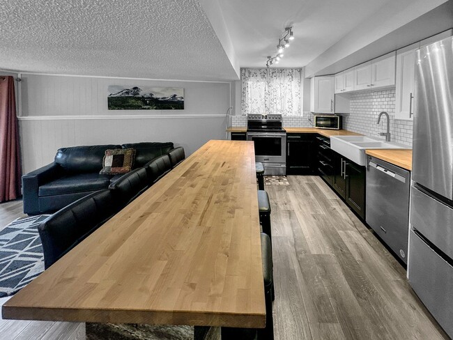 Building Photo - 2 Bedroom, 1 Bath on Peak 8! Updated unit,...