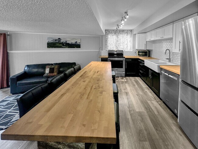 Building Photo - 2 Bedroom, 1 Bath on Peak 8! Updated unit, ground floor, great location!  Heat included!