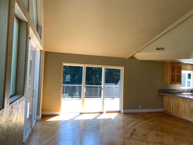 Building Photo - 5 bedroom 3 bathroom gorgeous house with v...