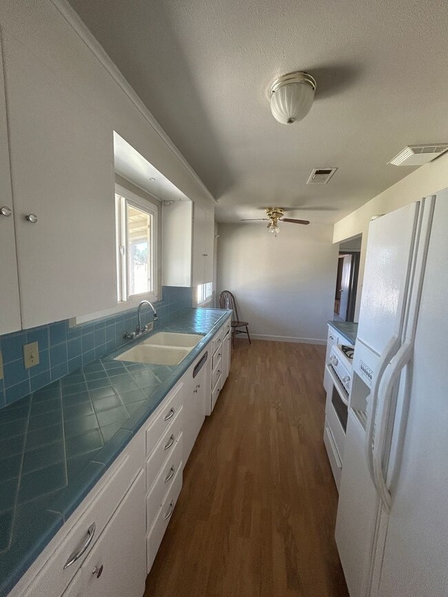 Building Photo - Country living and space!