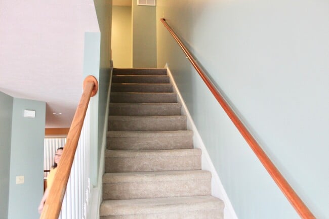 Building Photo - Large Townhome with a garage for rent! Lar...