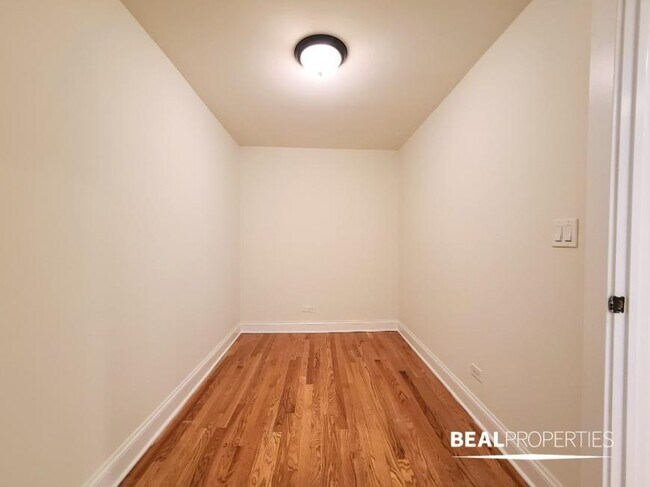 Building Photo - 1 bedroom in CHICAGO IL 60613