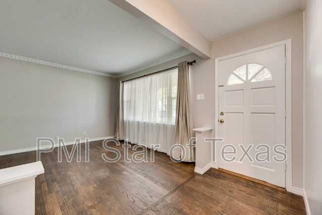 Building Photo - 11643 Rogue Way
