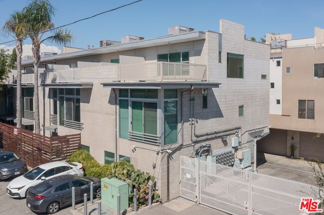 Building Photo - 717 Highland Ave