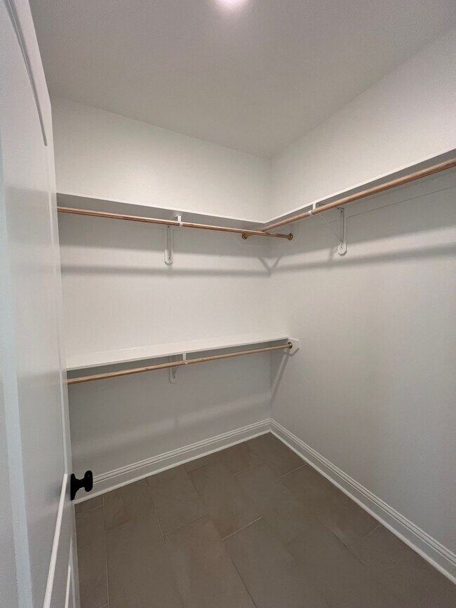 Building Photo - 9922 Stratford Dr