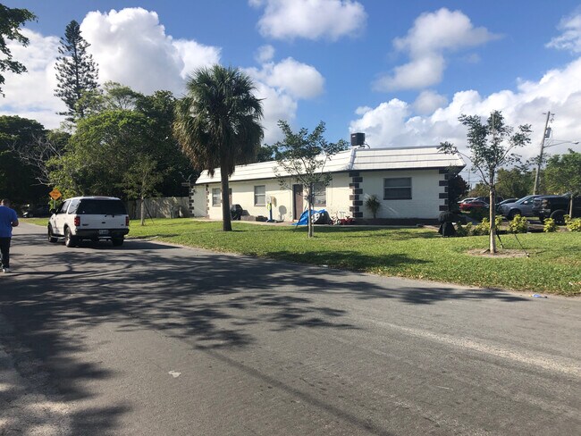 Building Photo - 921 SW 10th Dr
