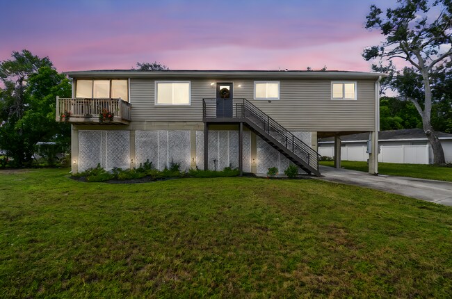 Building Photo - Elevated 3-Bed, 2-Bath, Corner-Lot Gem in the Heart of Palmetto