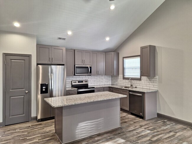 Building Photo - NEW DUPLEX Conveniently located to 40 West