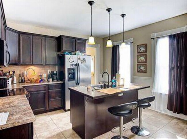 Building Photo - 10 /12 Garret St