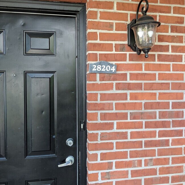 Primary Photo - 1 bedroom, 1 bathroom condo for rent in Th...