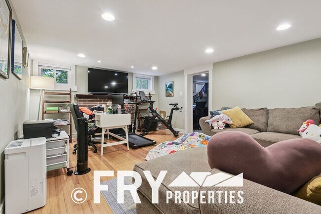 Building Photo - Classic Bungalow in Amazing Location with ...