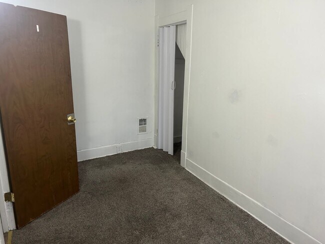 Building Photo - 3 Bedroom House